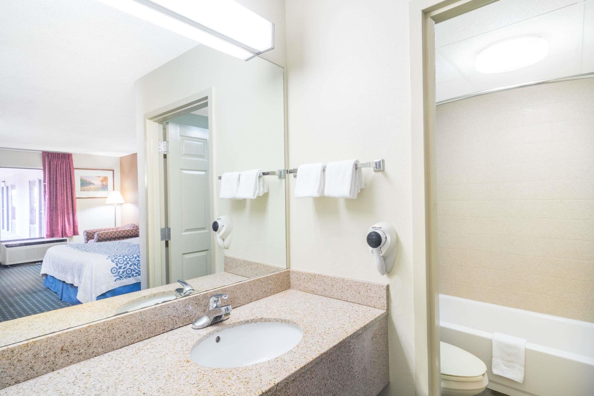 Days Inn By Wyndham Oak Grove/Ft. Campbell Eksteriør bilde