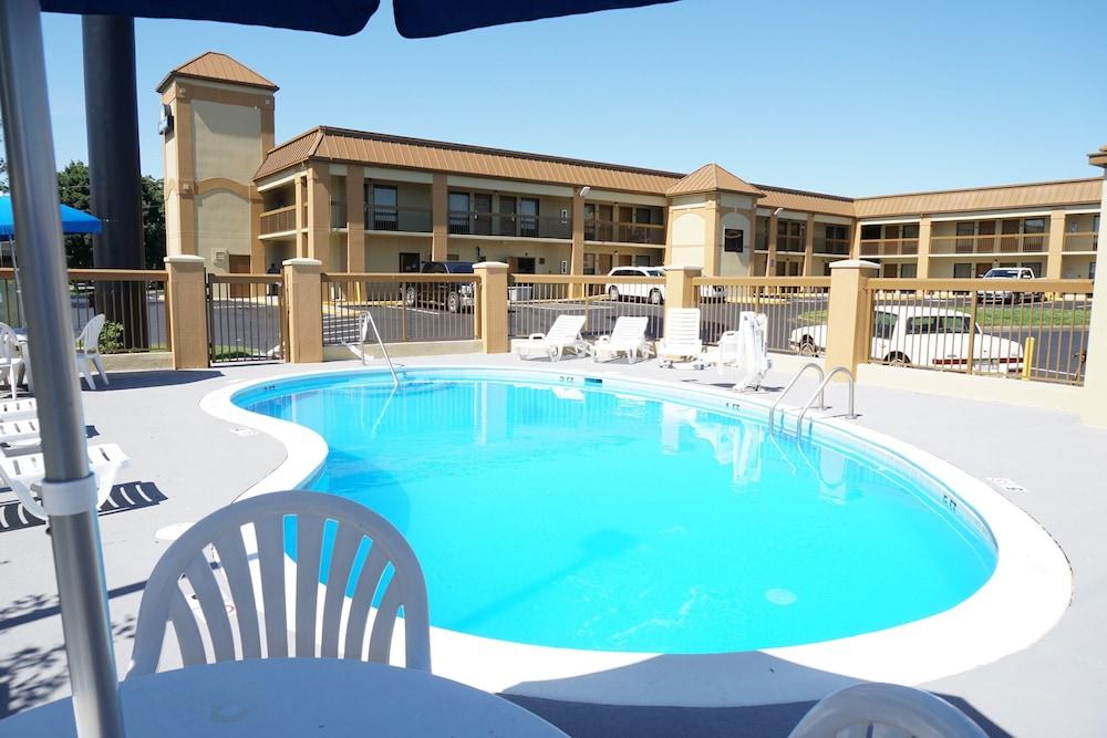 Days Inn By Wyndham Oak Grove/Ft. Campbell Eksteriør bilde